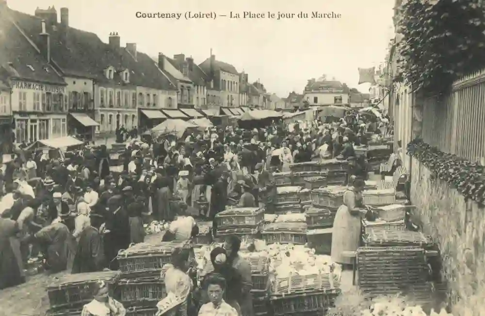 Courtenay - La place le jour de Marché - Brocante - Courtenay - Mademoiselle de la Buissonnière